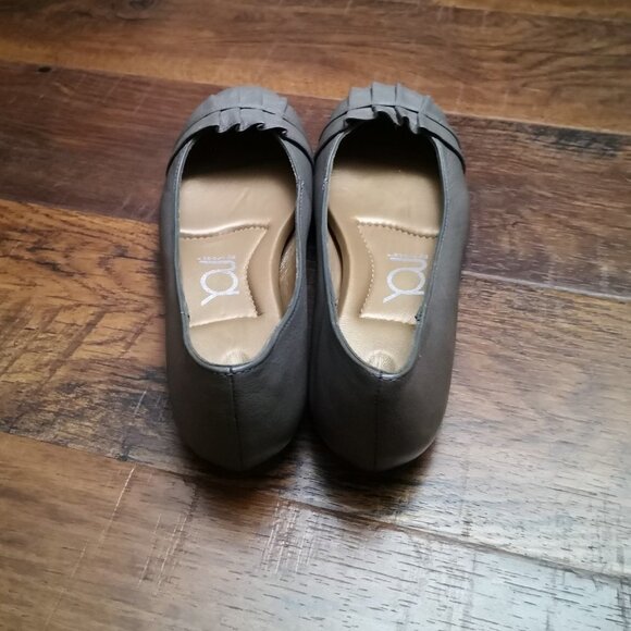 You by Crocs Ruffled Toe Leather Flats Grey Size 9 - Picture 3 of 6